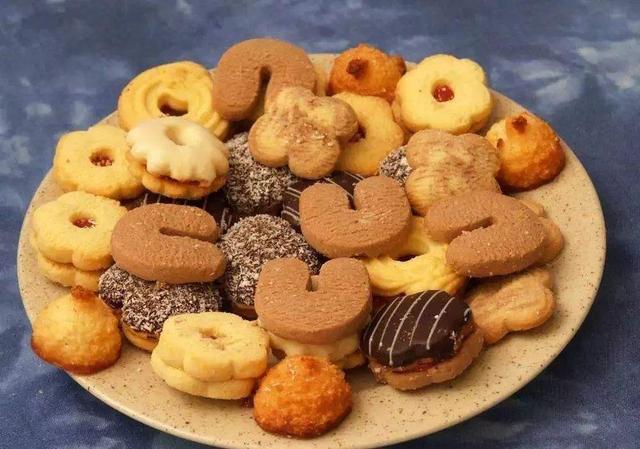 饼干属于哪个种类的食物,饼干发明出来是干嘛的