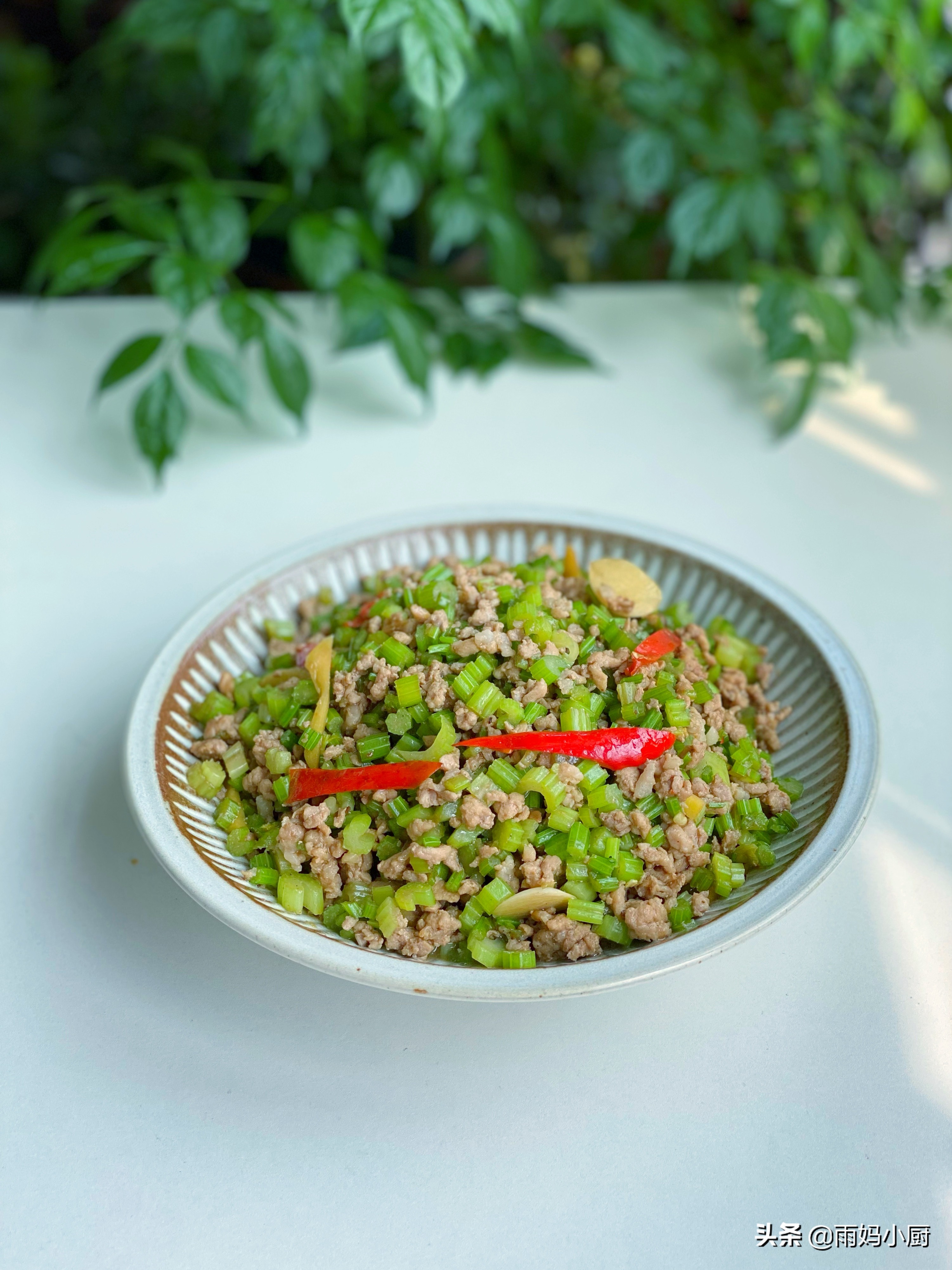 芹菜炒肉渣怎么做不出水,芹菜炒肉渣的做法步骤图