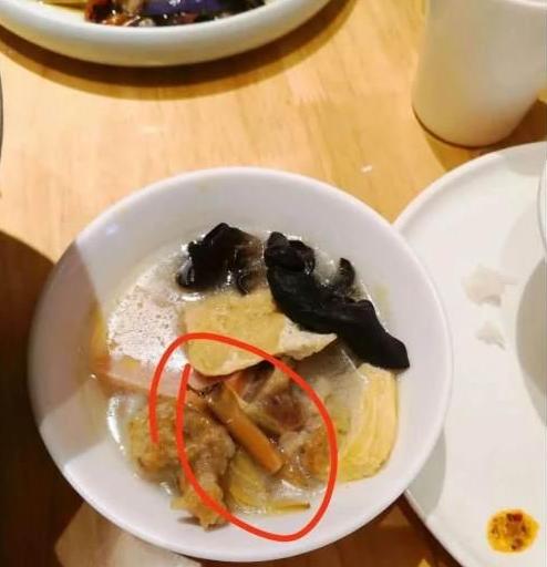 如何从根上遏制厨子炒菜吐口水？饭店关门远远不够