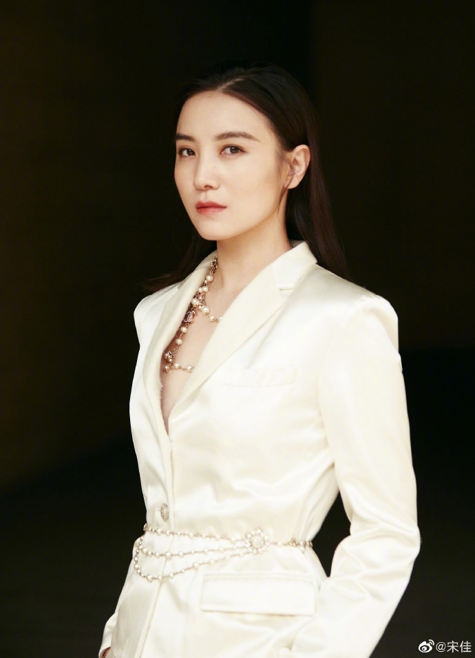 为情所困？宋佳深夜微博“发飙”后删除，字里行间充满“愤怒”