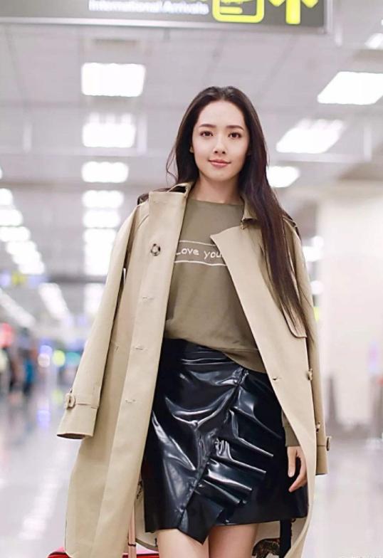 秋冬别总穿裤子了,今年流行“大衣+皮裙”,时髦显贵还很保暖