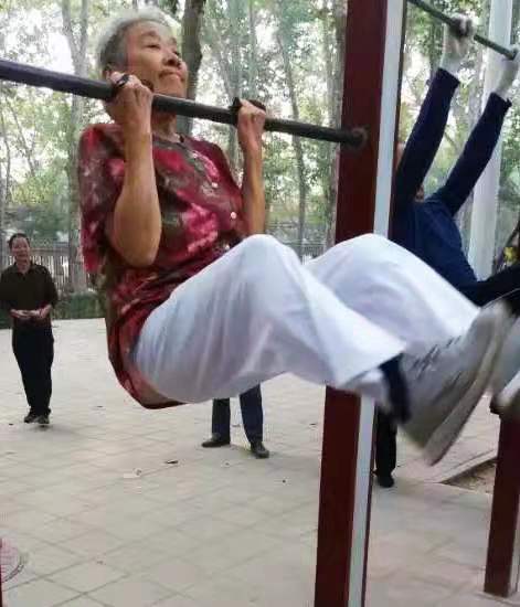 数九寒天，八十岁老夫妇每天凉水洗头擦身，我听后心里发抖