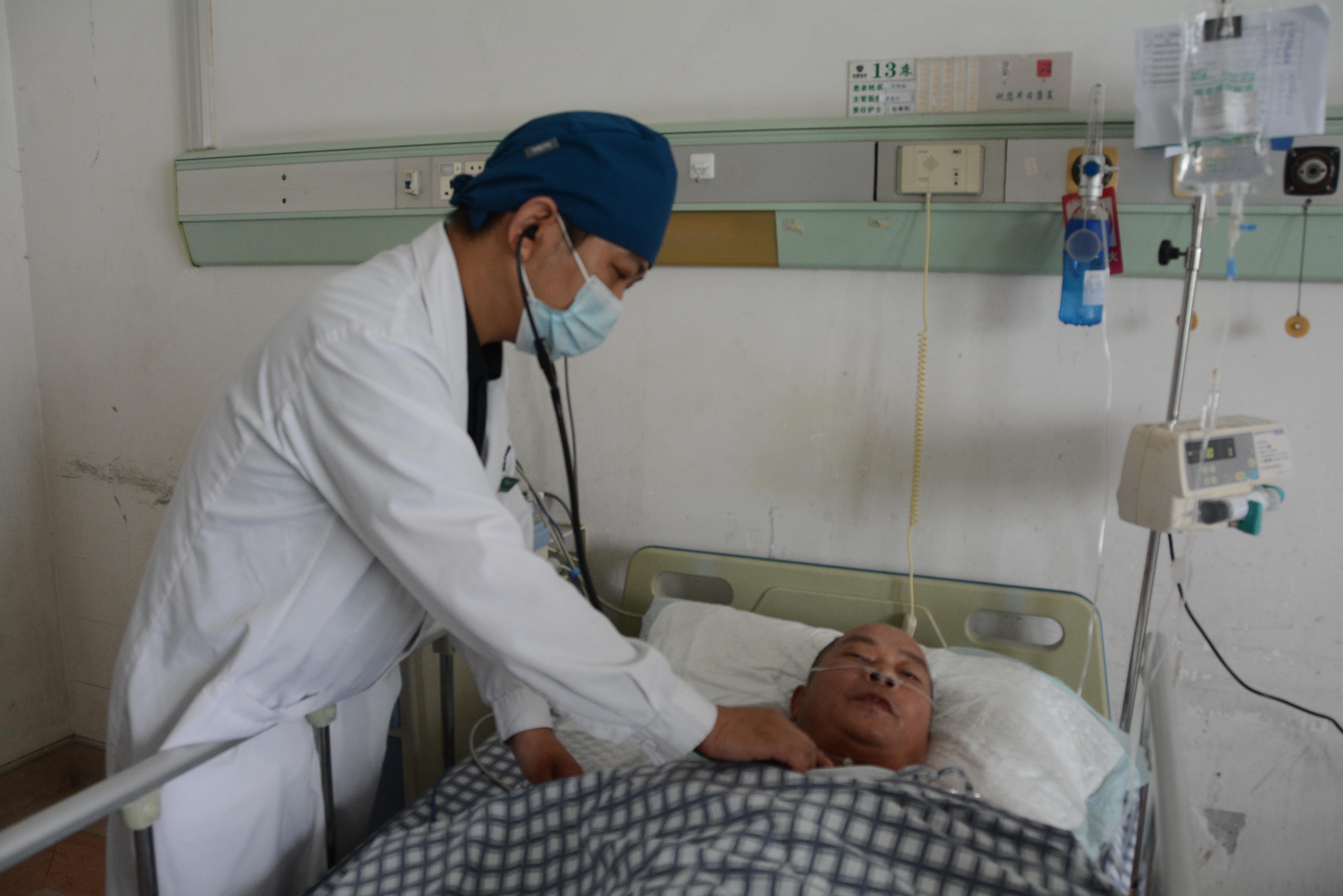 突发胸两侧处疼,突发胸疼痛是什么病