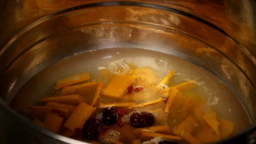 做小米南瓜粥时，多加这一步，小米粥浓稠又香甜，天凉了来一碗