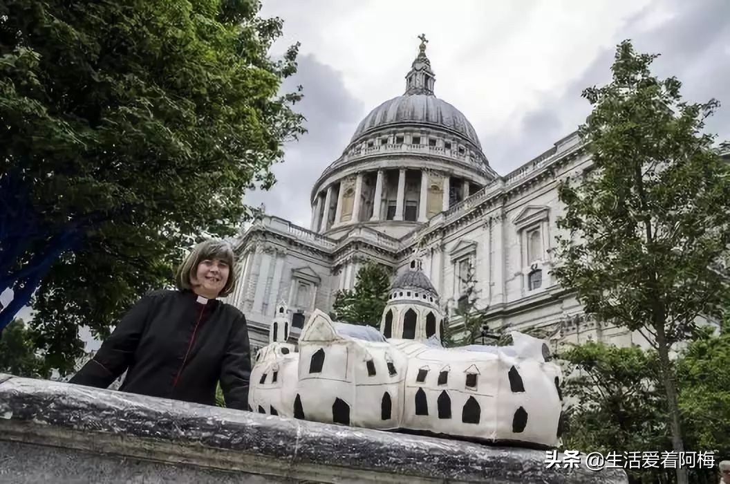 她开了间超市，卖的东西却全是假的，9000件商品，竟被一抢而空