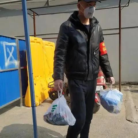 每天6点起床排队，这位城管代购赢得居民好评