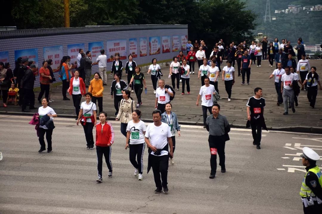 勇攀高峰的运动员,攀登山峰运动员