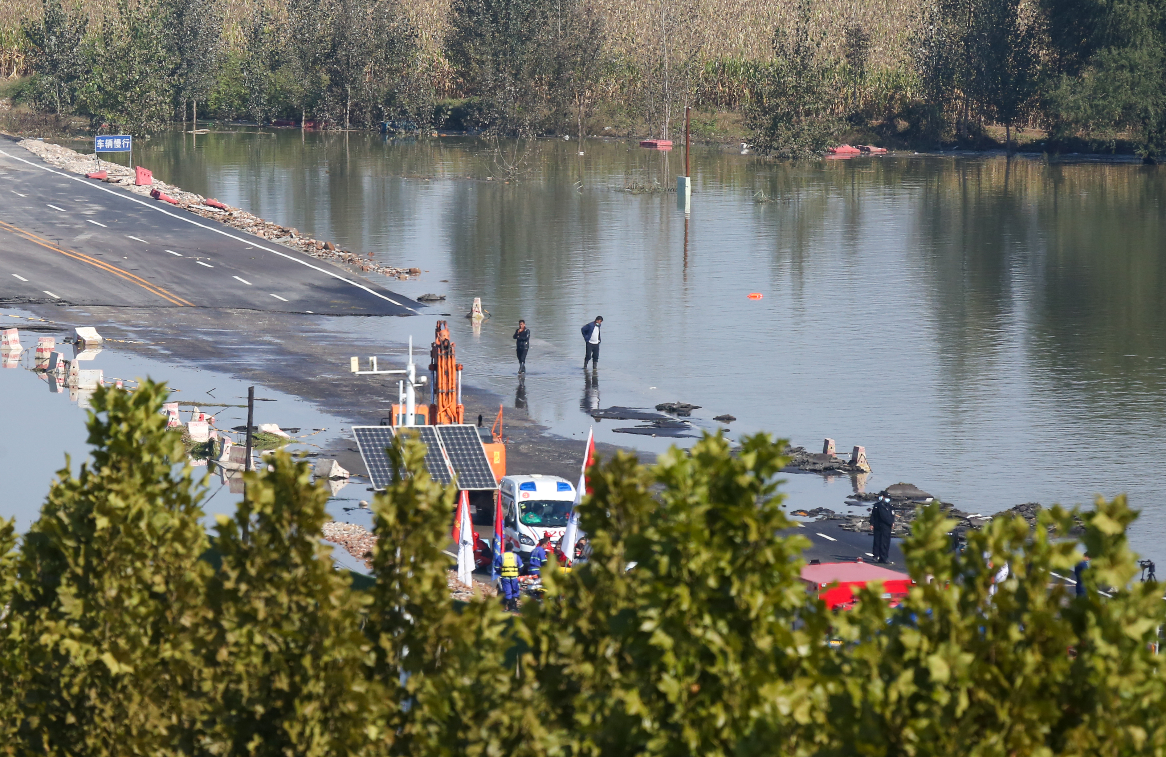 河北通勤车坠河救援进展,河北通勤车坠河事件