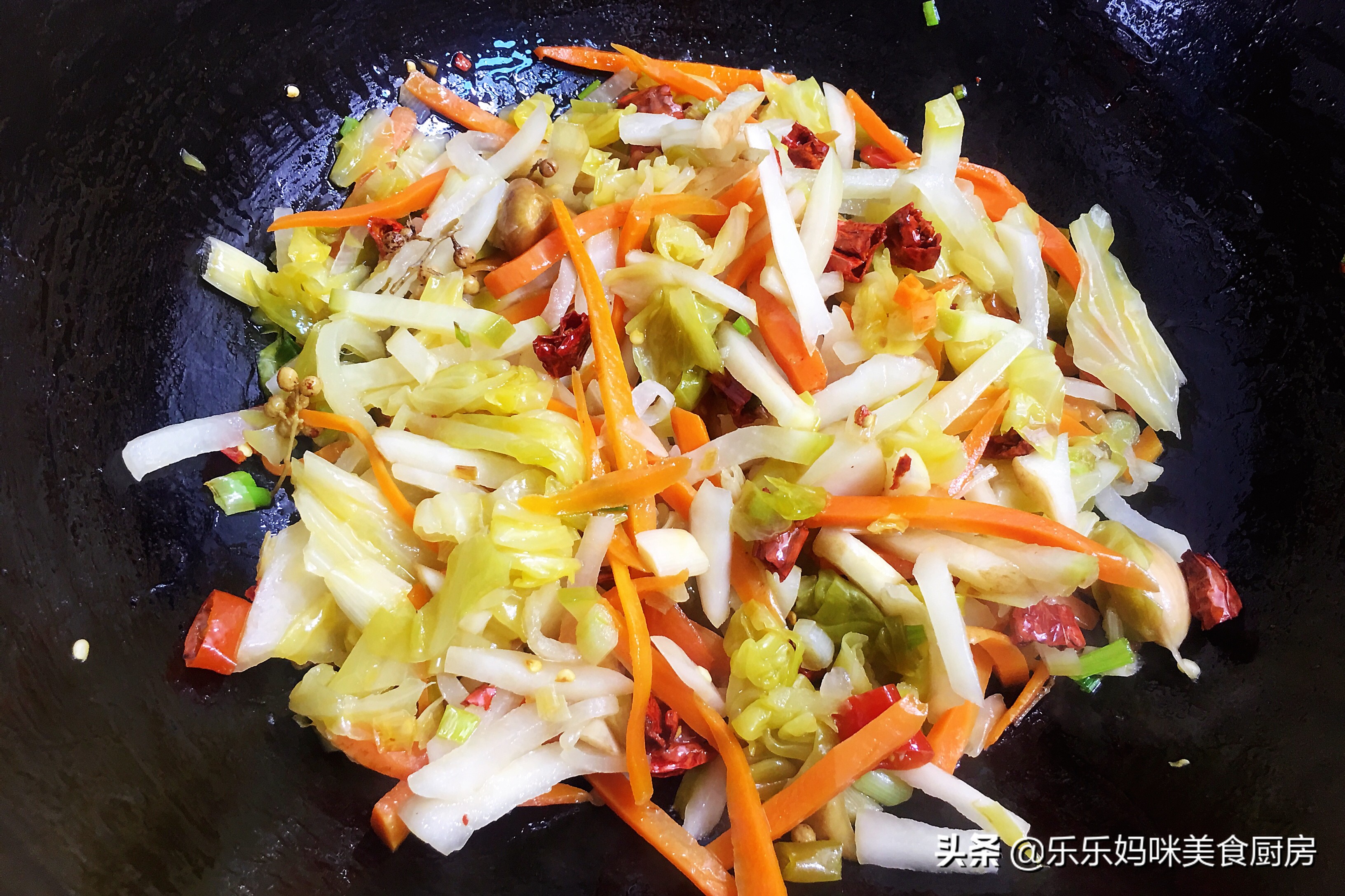 天冷腌的酸菜不酸怎么办,腌酸菜冬天冻了咋办