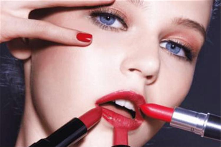 涂口红容易掉色怎么办,涂口红烂嘴了怎么办
