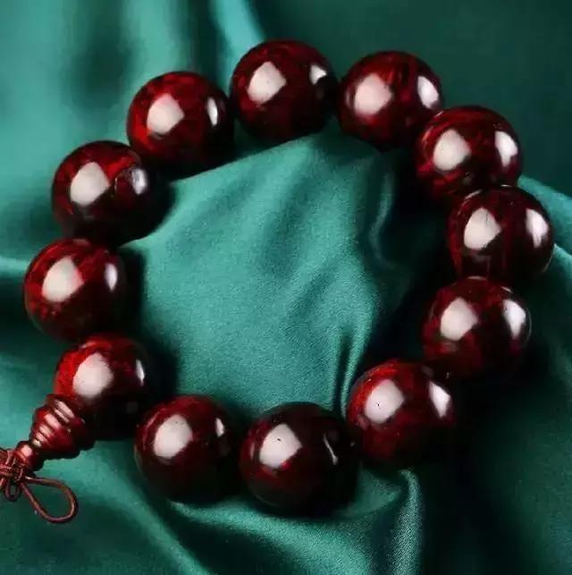 最好的小叶紫檀手串价格,金丝楠木沉香海黄小叶紫檀