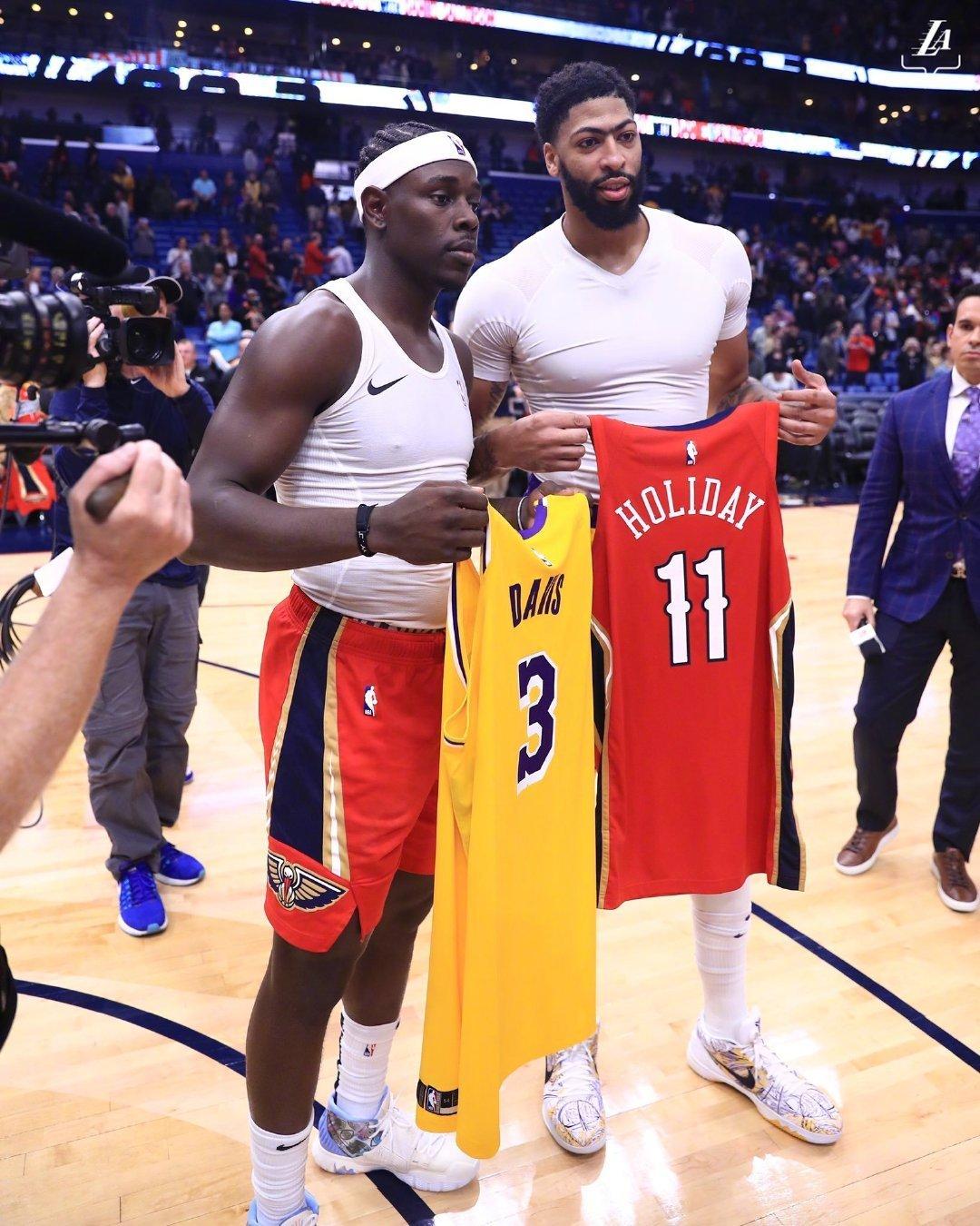 浓眉赛后与恩比德拥抱,鹈鹕状元锡安偶遇浓眉哥