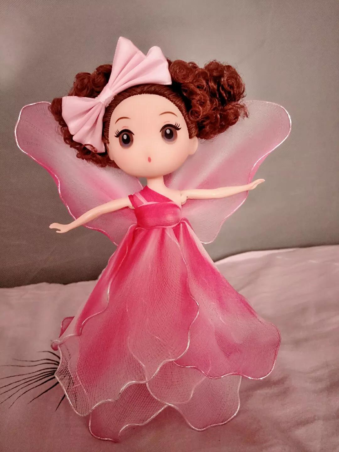 用袜子给芭比娃娃制作古装衣服,把袜子套在小孩头上