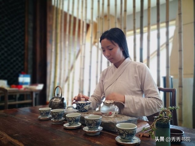 欲赴烟霞。识破浮华。这盏茶