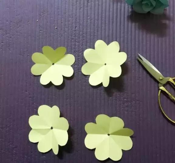 有颜色的玫瑰是怎么做出来的,白玫瑰怎么做七彩玫瑰