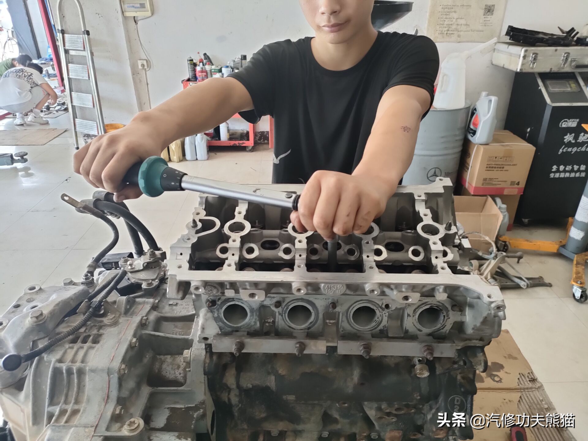 老途观发动机漏油维修,老途观涡轮增压器漏油维修多钱