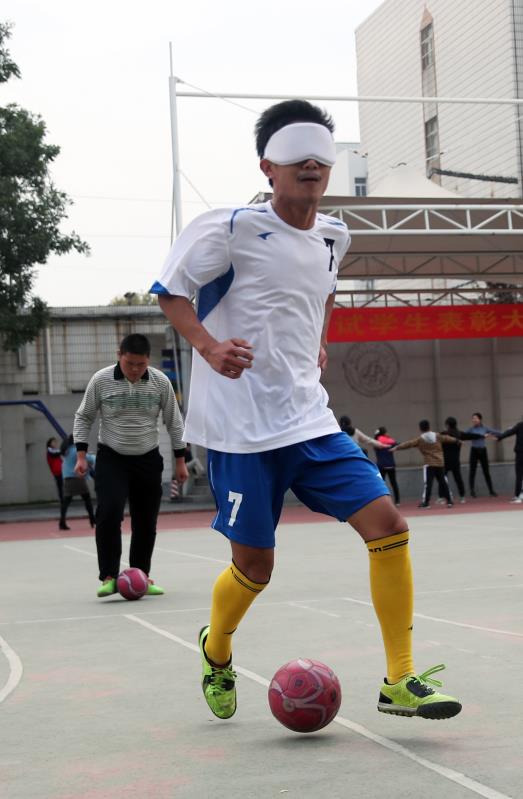 盲人观看足球赛,盲人现场看足球