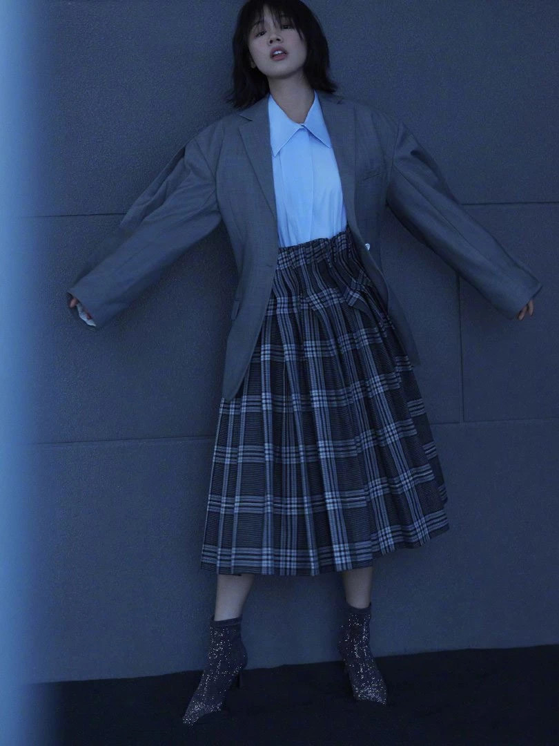 百褶裙搭配羽绒服中长款外套,粉丝色小香风羽绒服搭配百褶裙