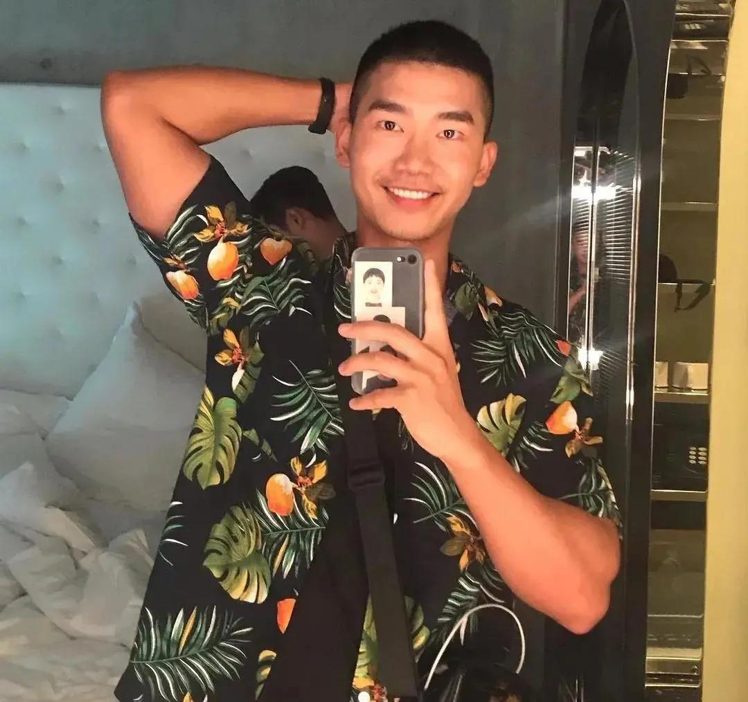 杭州小哥健身,帅哥锻炼肌肉身材特别棒