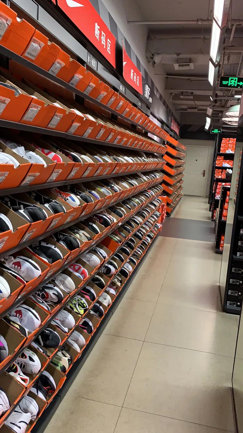 打折的日用品暗藏什么玄机？走进这家商场来揭秘