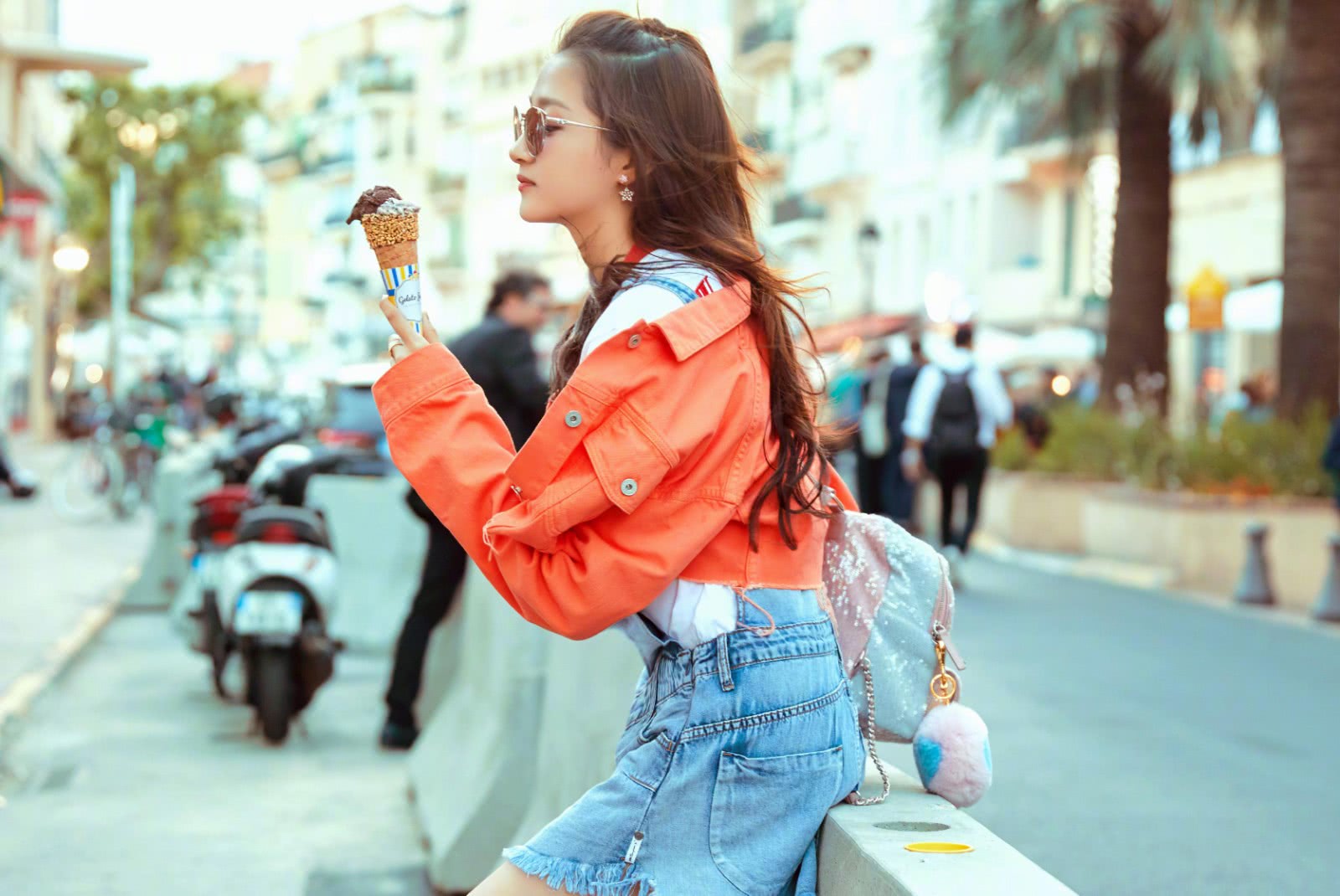 关晓彤穿7千5的裙子拿5千的包，合影豪车，霸气得不像22岁