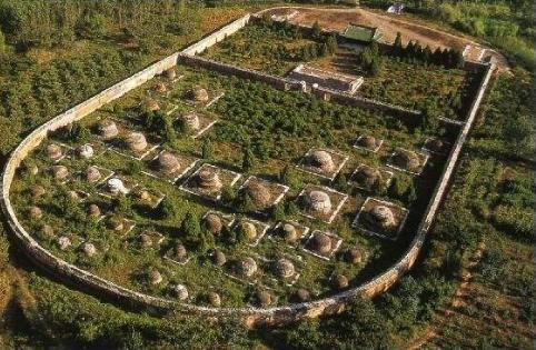 康熙的陵墓中为何葬了48名妃子,康熙的地宫葬了几位皇后