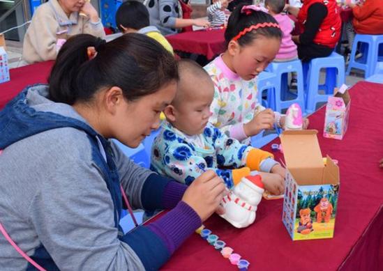 幼儿园团创垃圾袋做裙子,幼儿园垃圾袋做裙子