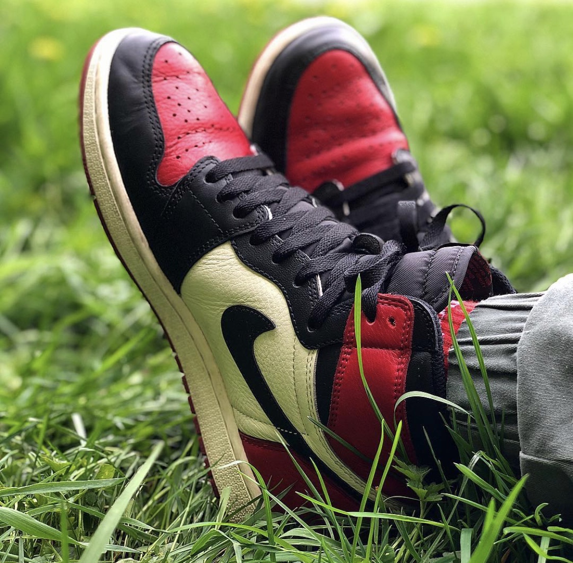 为什么aj1黑紫色是皮革的,为什么aj1有些鞋的底色是黄的