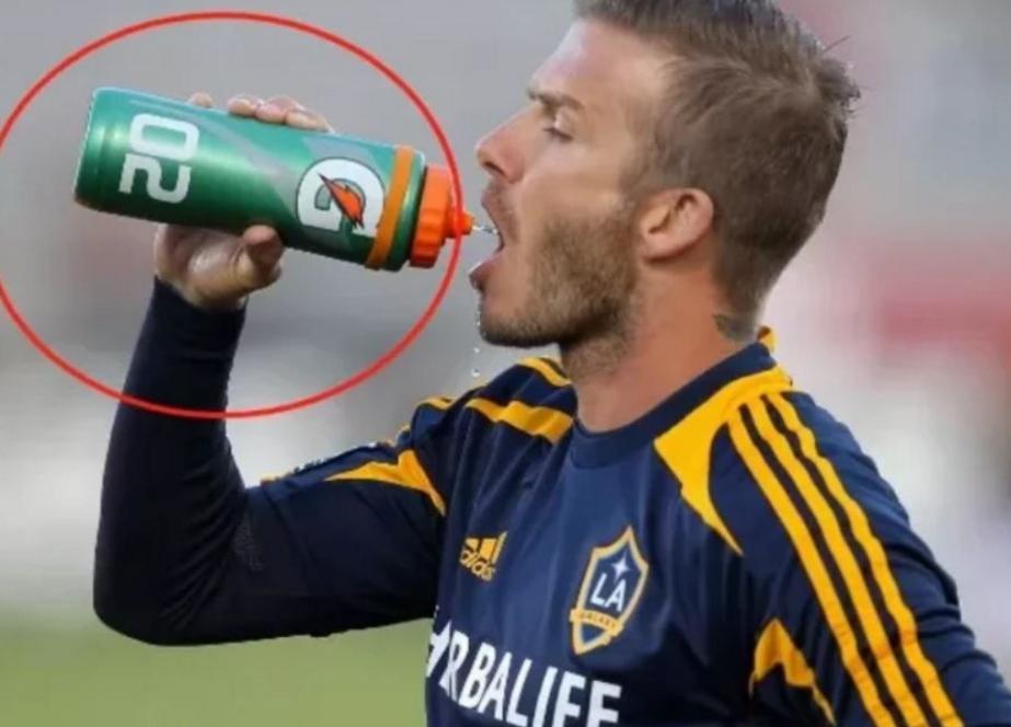 为什么足球运动喝了水要吐出来,足球运动员喝饮料喝完吐了