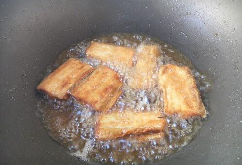 家常版红焖带鱼段，加水时教你1招，保证不返腥