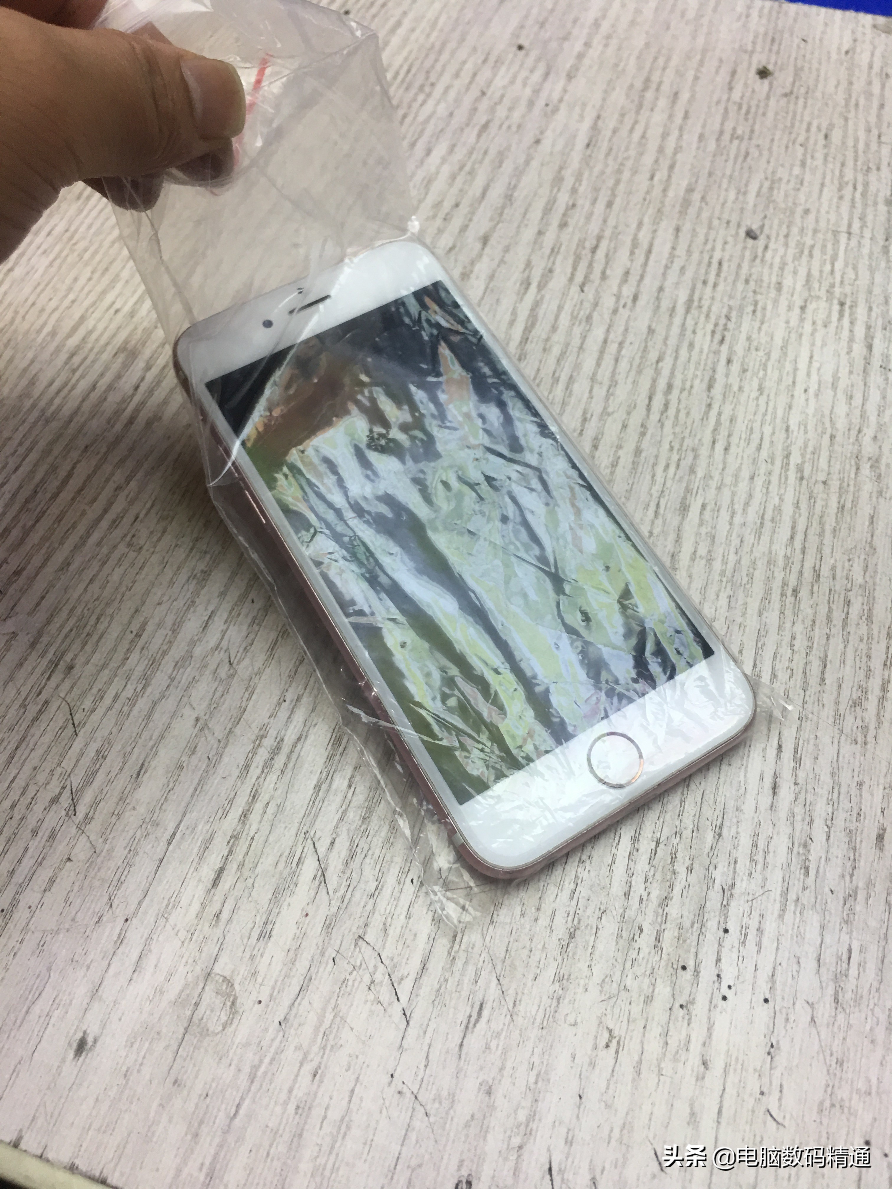 手机掉进厕所维修师傅恶心,手机掉进茅厕坑