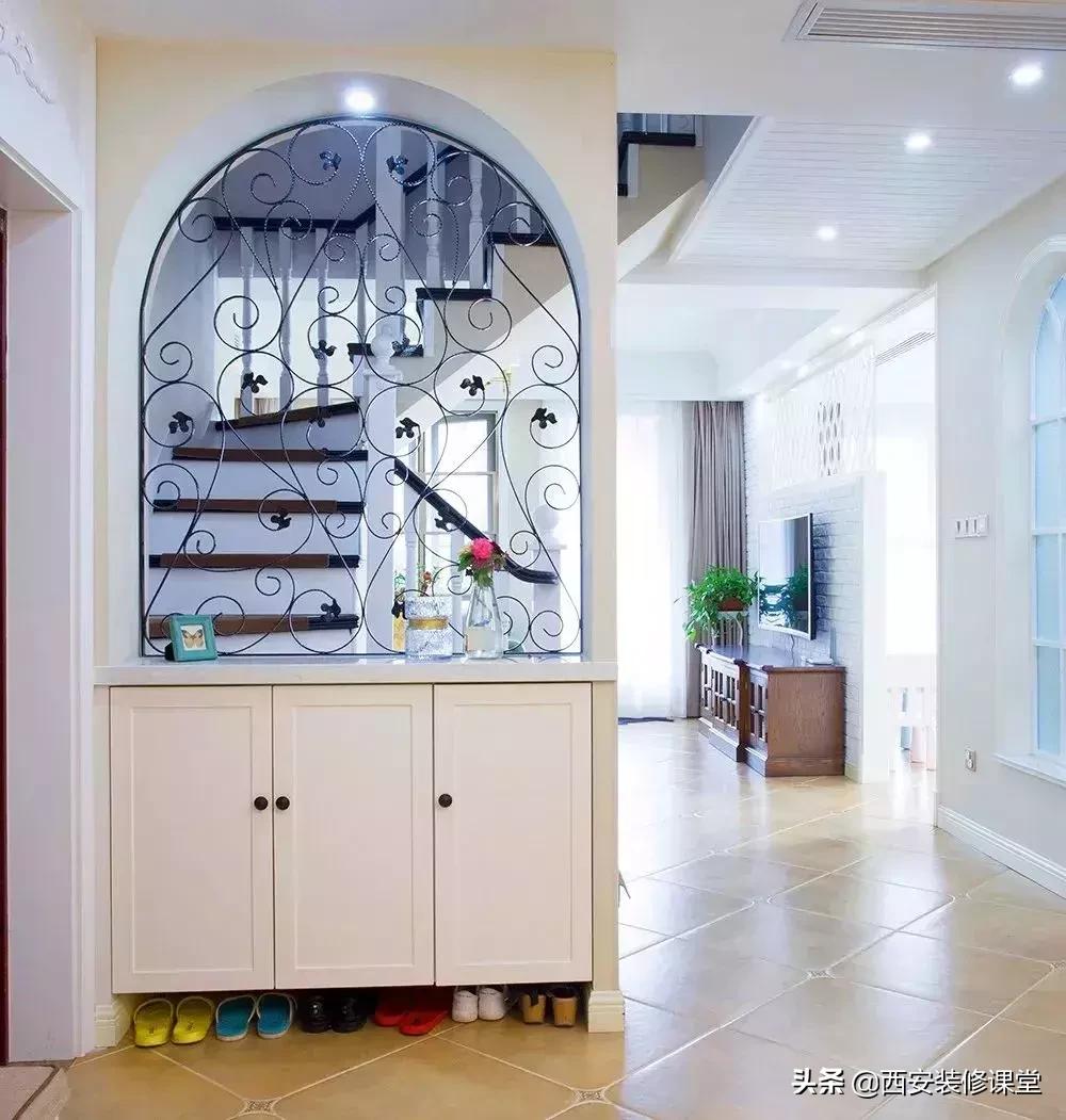 进门鞋柜设计右侧是餐厅隔断,红木鞋柜屏风隔断一体效果图