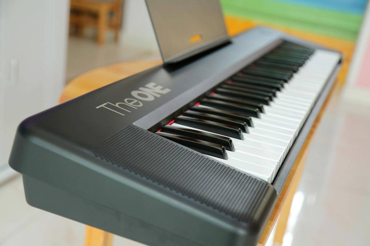 theone智能钢琴连接其它乐器,学会钢琴再弹电子琴