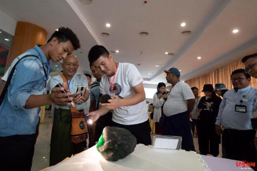 直击瑞丽翡翠市场,缅甸玉石销售直播