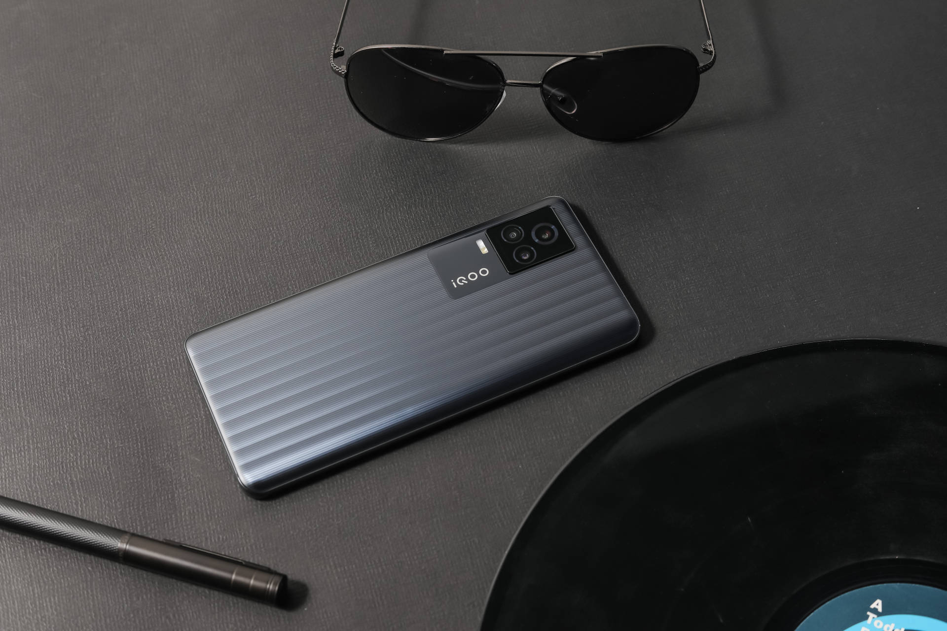 iqoo7和oppofindx3pro对比哪个好,iqoo7值得现在买吗