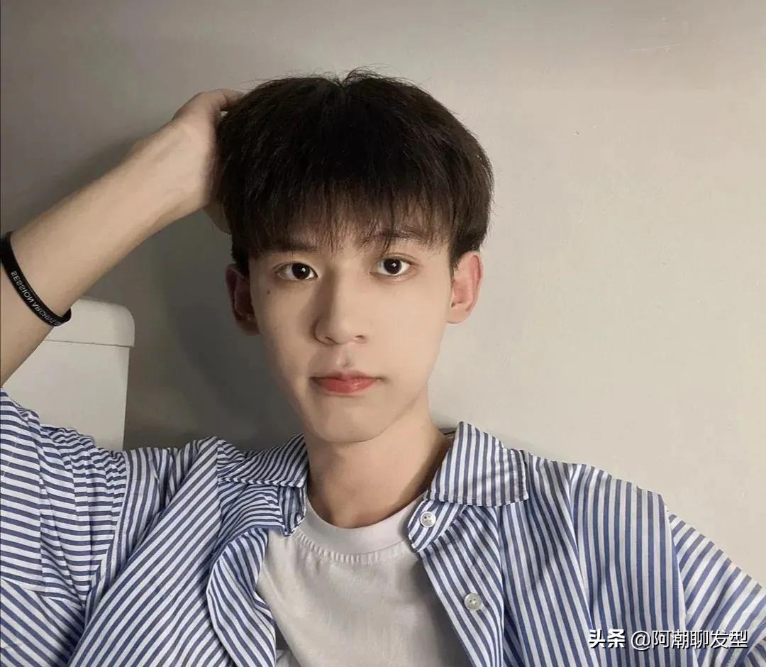 最流行短齐刘海发型男生,适合留长刘海的发型男生