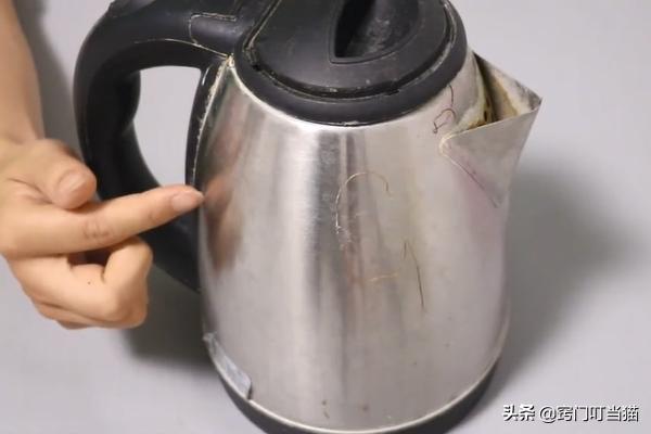 给油烟机上抹点肥皂,给油烟机抹点肥皂