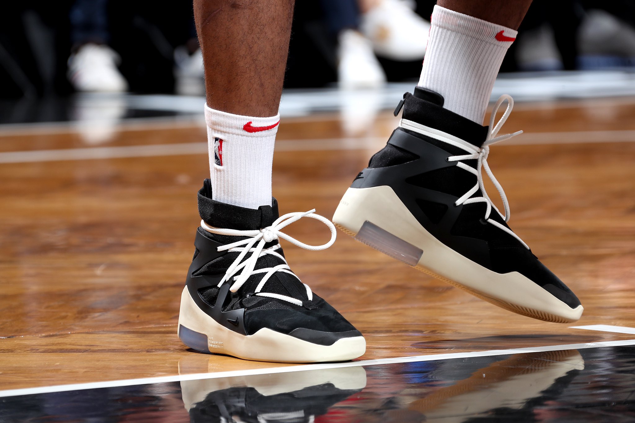 NBA今日球鞋精选：上脚两双联名款！火箭赢了，“鞋王”嗨了