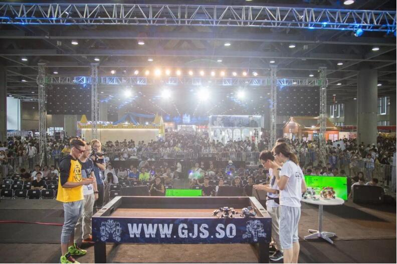 射击、近战、技能……不，这不是电脑游戏，这是Ganker机器人！