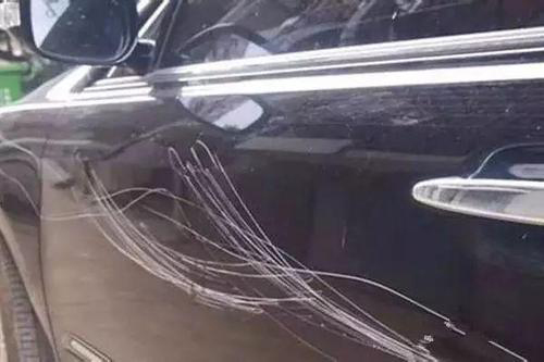 小孩划车被索赔150万,四个孩子划车家长赔1000