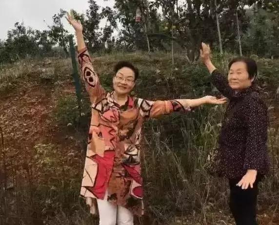 爸妈的拍照技术差距有多大,爸妈一起拍照姿势