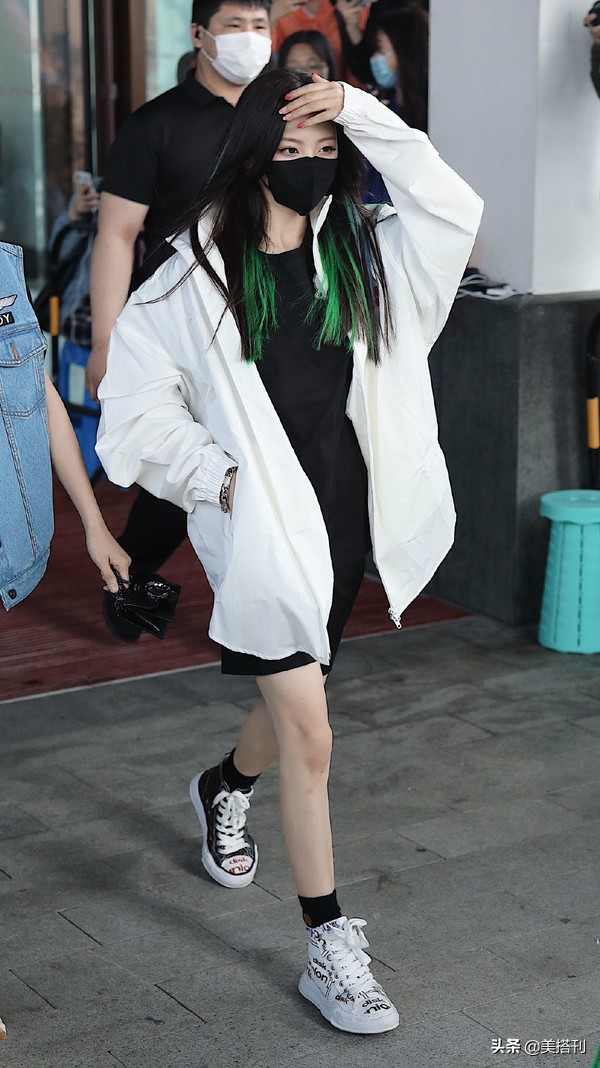 杨超越气质惊艳,杨超越漂亮穿搭