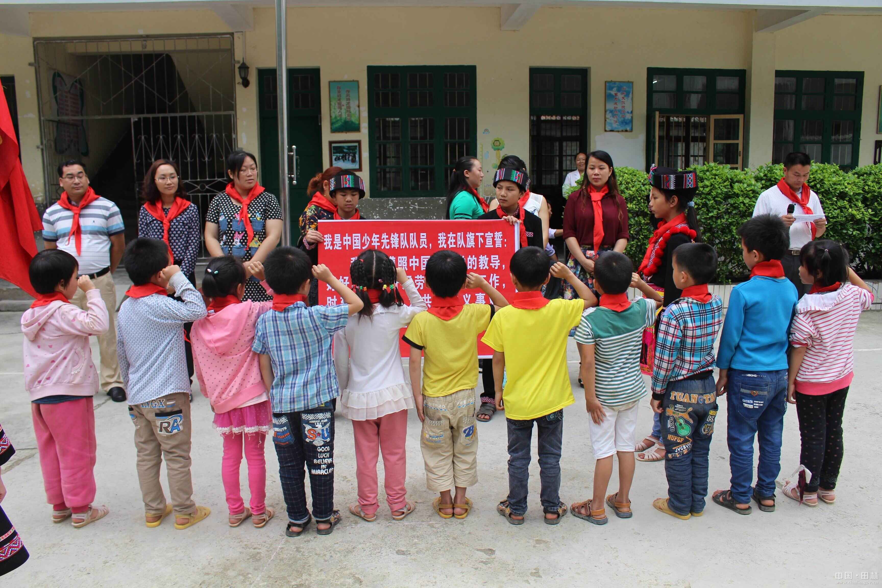 在山区支教,离开时,孩子追上山坡送野果,哭着唱:长亭外,古道边……