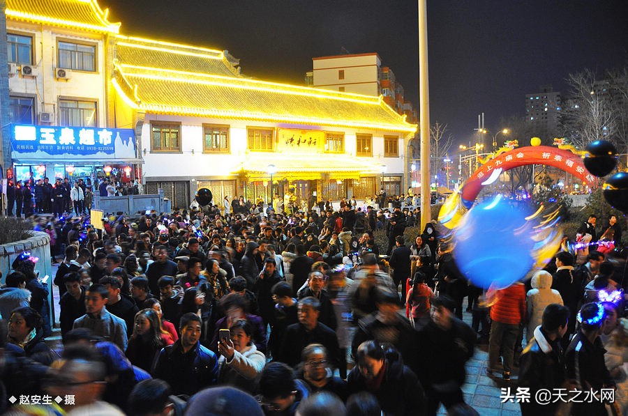 甘肃天水数万民众“上九朝观”祈福纳祥争烧头柱香！（组图）