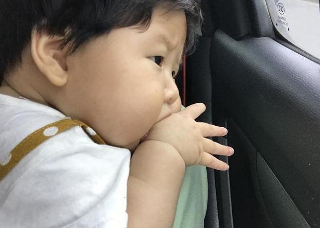 小孩吃手怎么正确引导,宝宝口欲期吃手怎么办