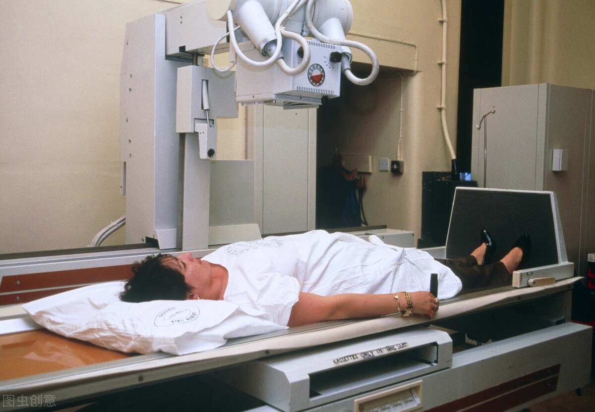 胸透检查时，男医生要求女患者*光脱**上衣，到底是治病还是性侵？