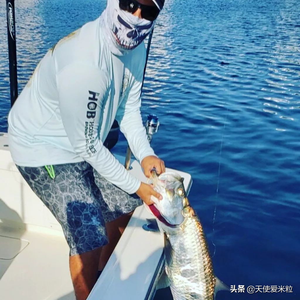 57岁阿汤哥比24岁黑人养子年轻太多！星二代是光环还是诅咒？