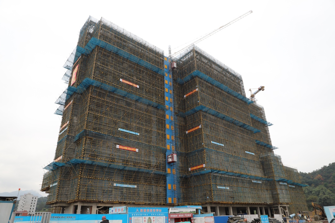 封顶的医院装修要多久,新建医院大楼封顶大吉