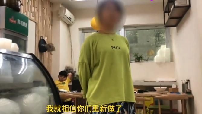 “好歹把碗换一下吧！”砂锅吃出蟑螂，重做后竟端出同一个碗