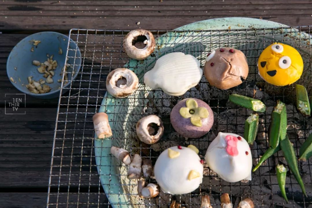 趁着午休两小时，他们在天台上组了个jió盆烤肉趴